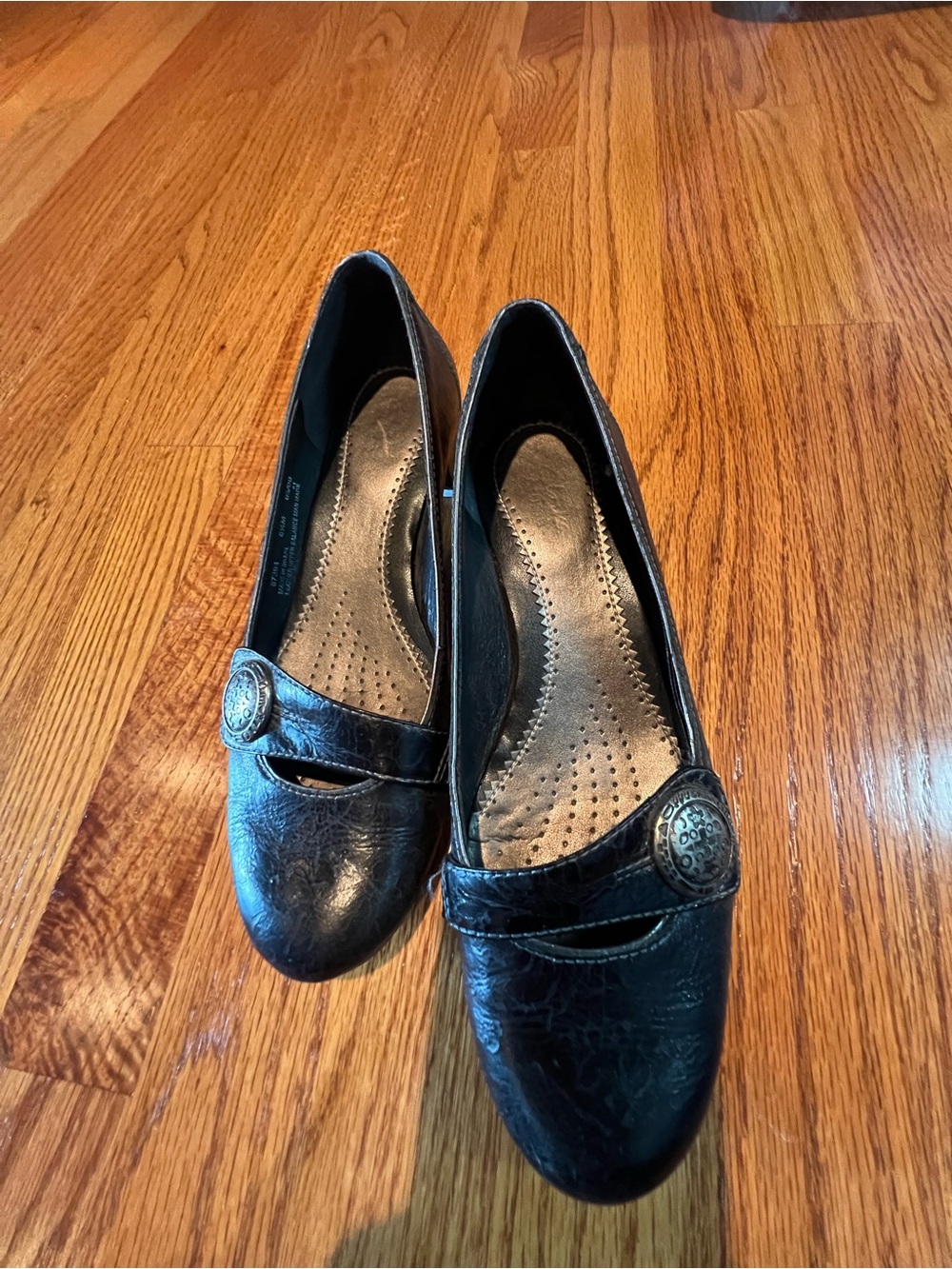 Clarks Black Women's Leather Mary Jane Flats with Decorative Button